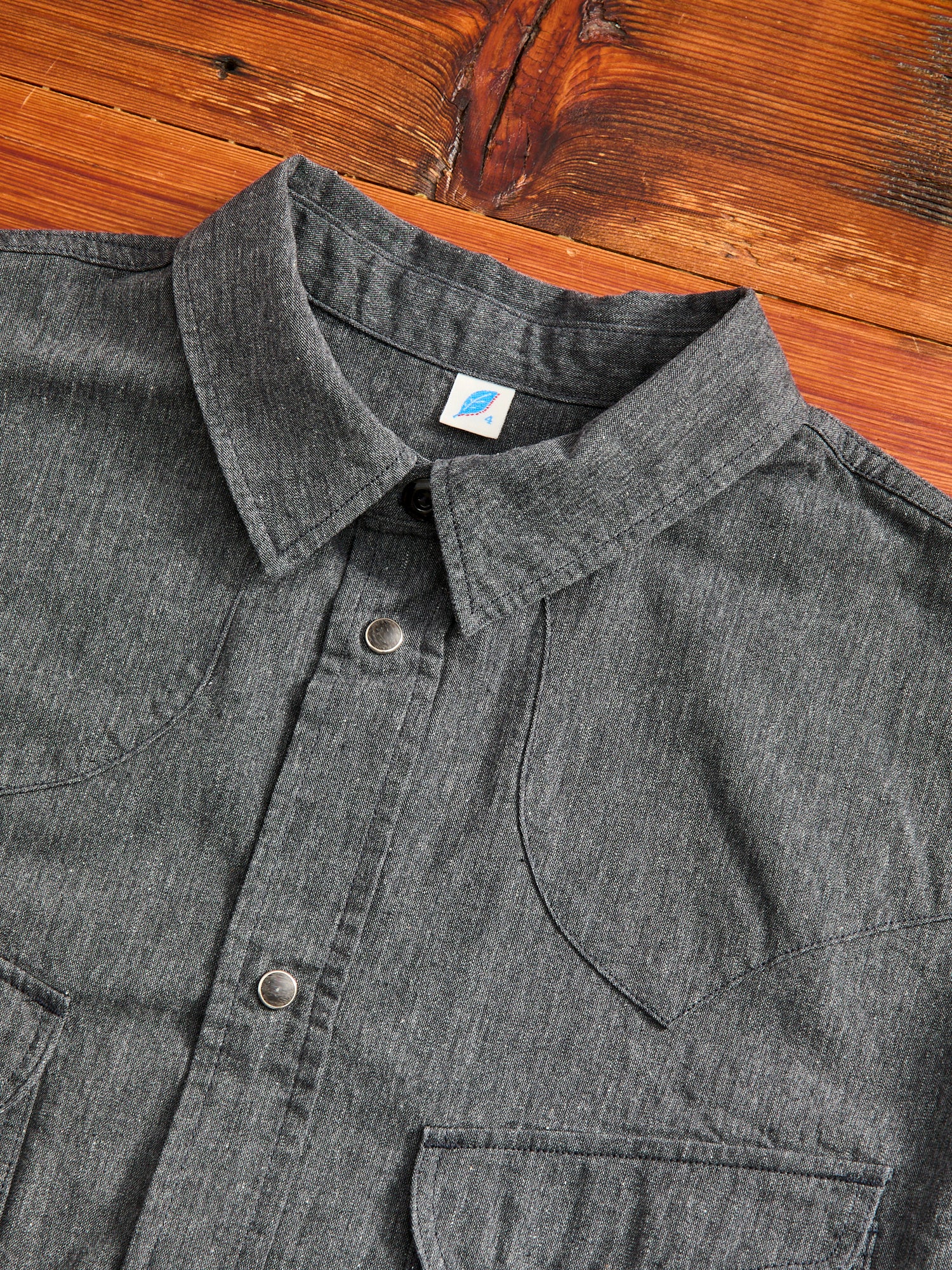 Chambray SS Curved Pocket Shirt in Heather Black - Image 3