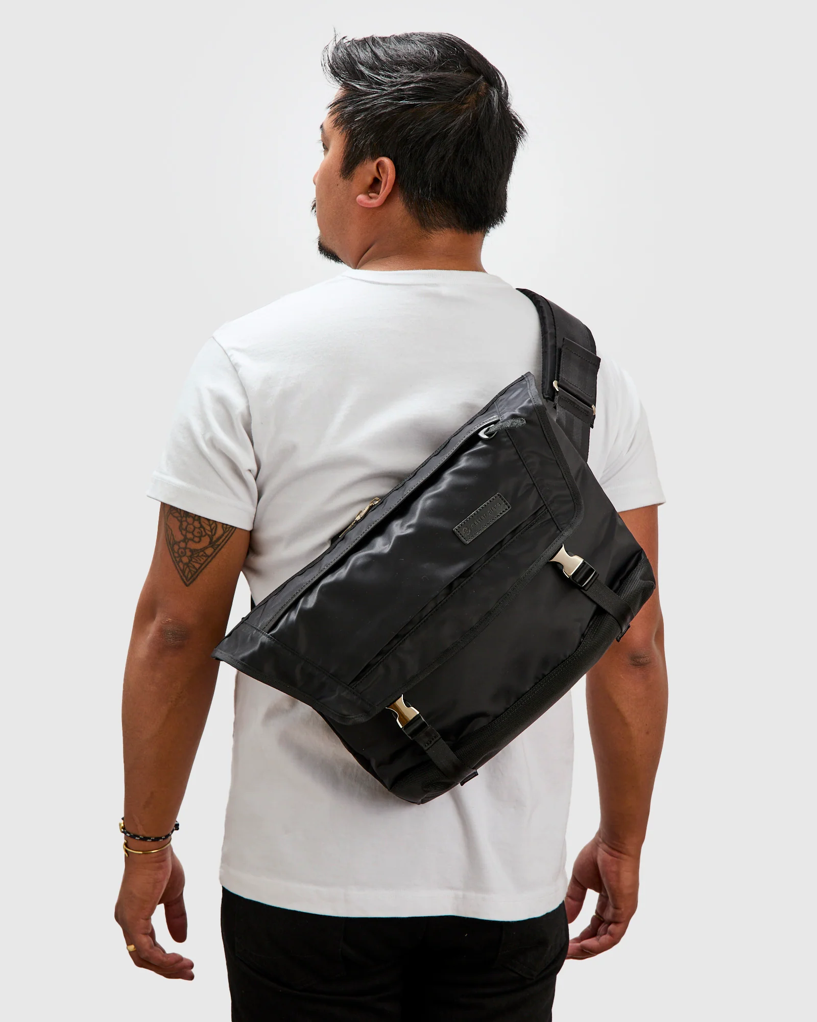 Lightning V2 Messenger Bag in Black - Image 2