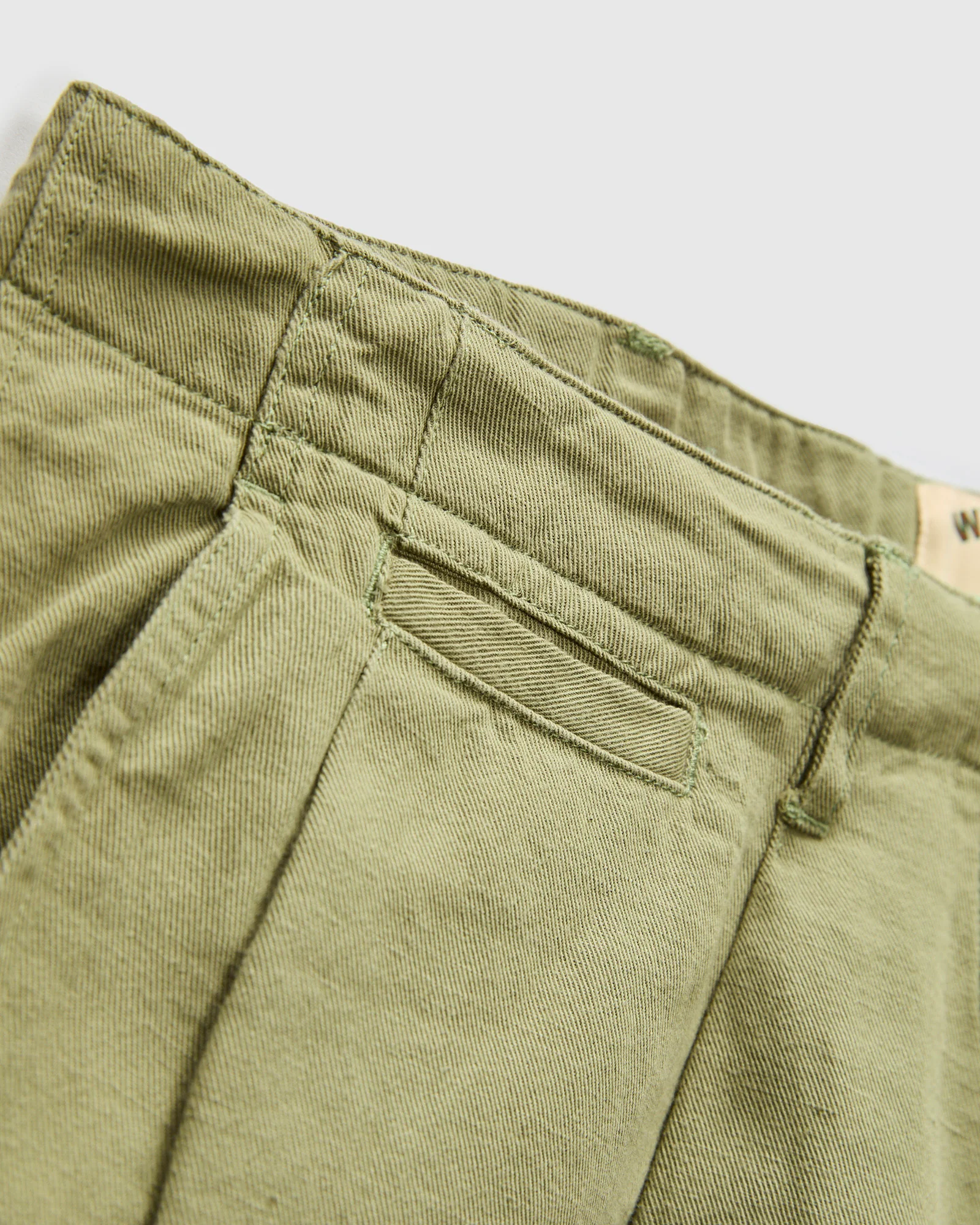 Linen Pleated Chino in Faded Olive - Image 5