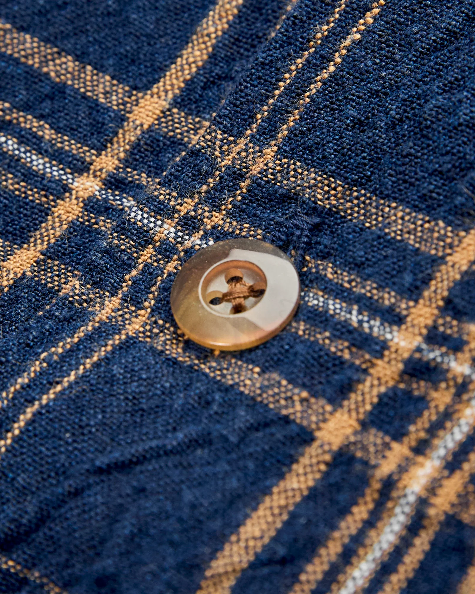Linen Vacation Shirt in Navy - Image 5
