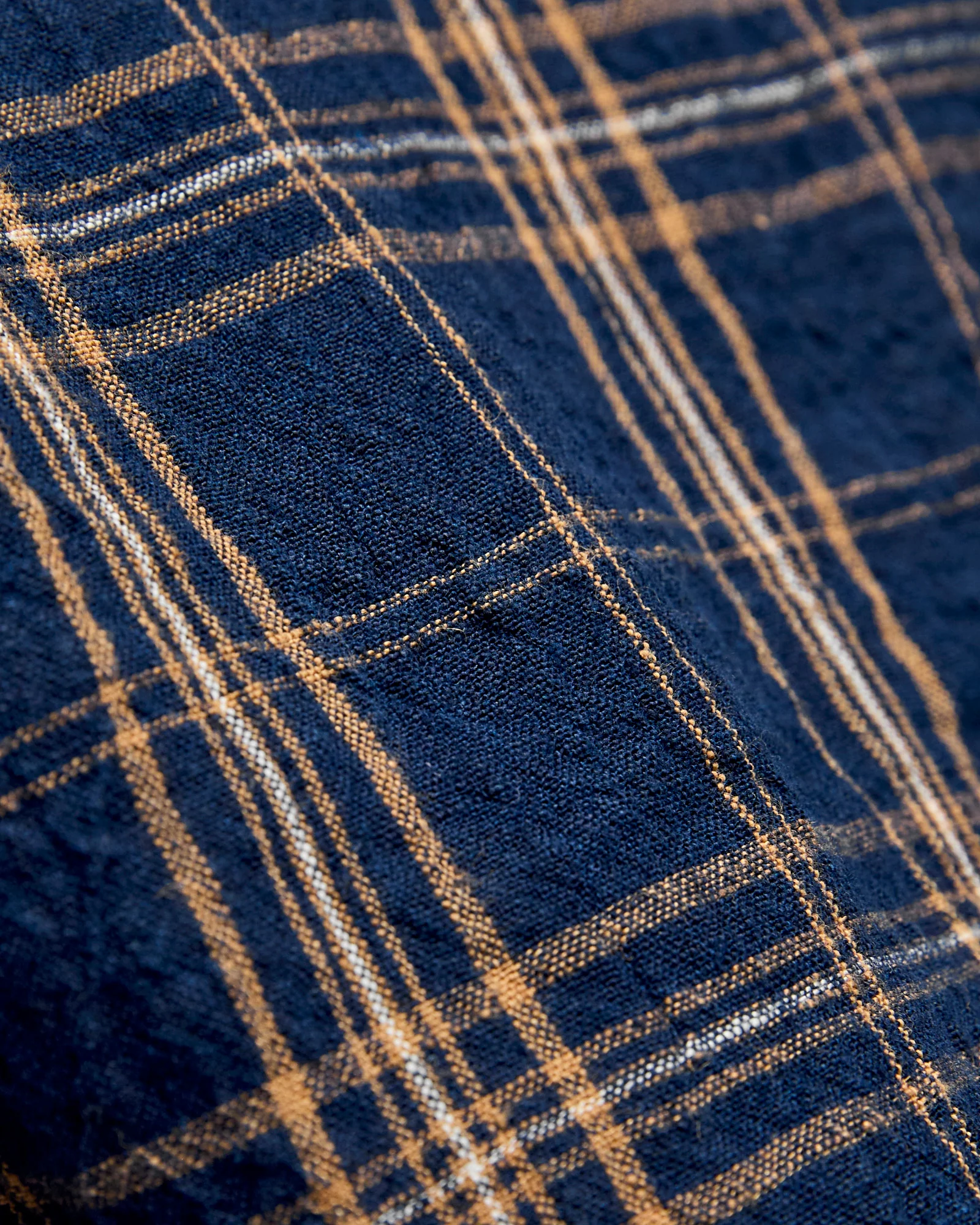 Linen Vacation Shirt in Navy - Image 7